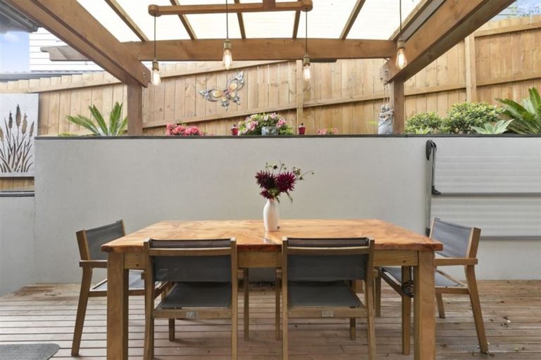 Photo of property in 14 Mulu Place, Fairview Heights, Auckland, 0632