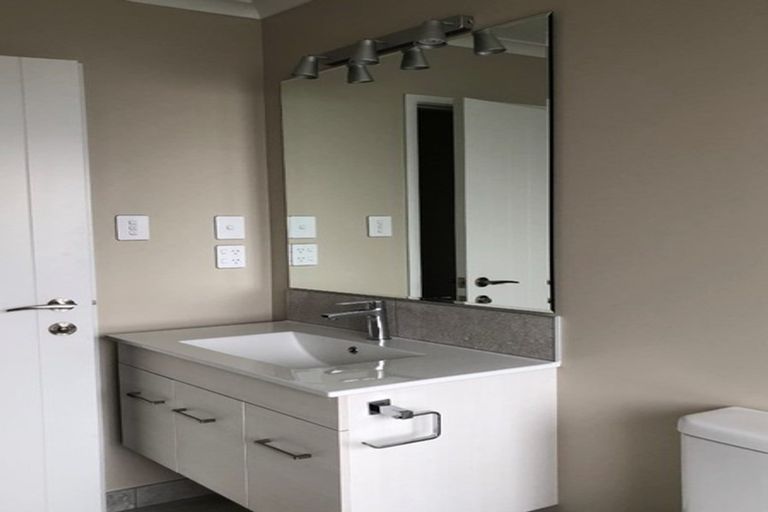 Photo of property in 15 Barry Curtis Place, Levin, 5510