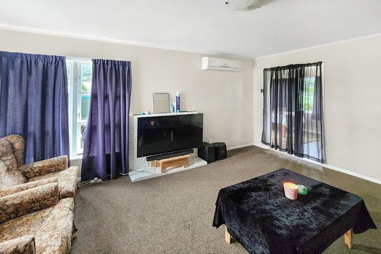 Photo of property in 5 Willow Grove, Wainuiomata, Lower Hutt, 5014