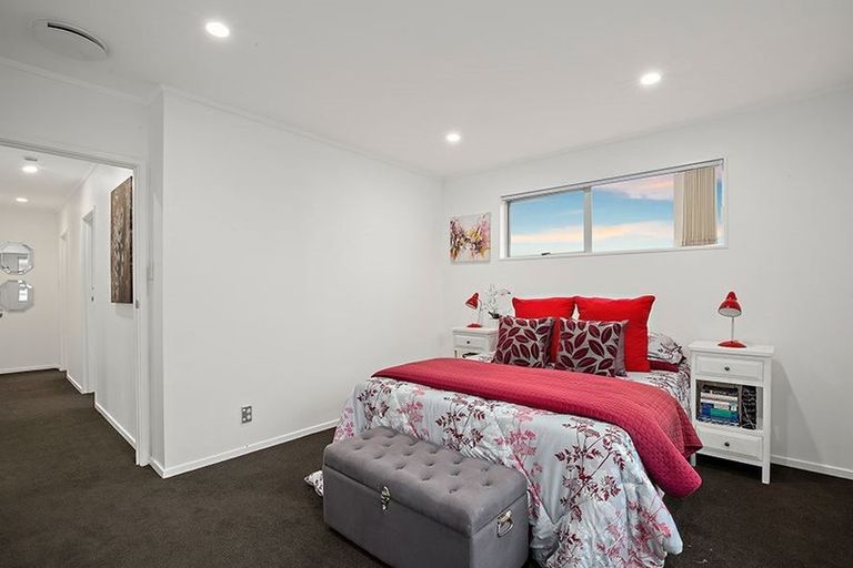 Photo of property in 33 Triangle Road, Massey, Auckland, 0614