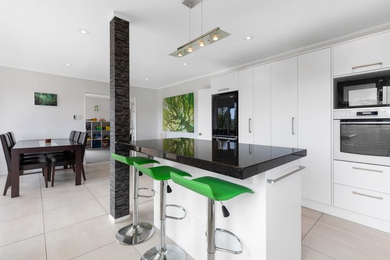 Photo of property in 6 Saunders Close, Whitby, Porirua, 5024