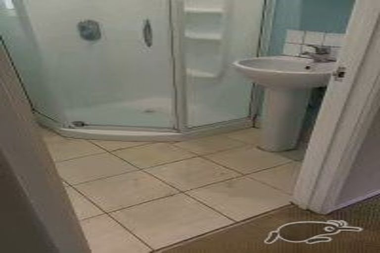 Photo of property in 2/56 Northcote Road, Northcote, Auckland, 0627