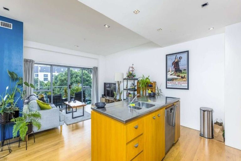 Photo of property in 7 Maori Hut Road, Red Beach, 0932
