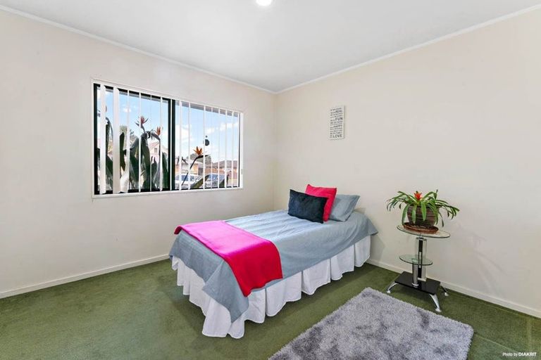 Photo of property in 1/8 Nerissa Place, Randwick Park, Auckland, 2105