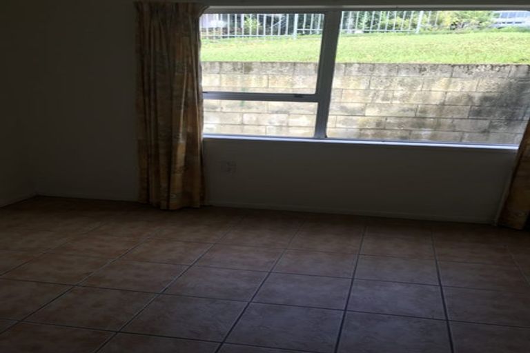 Photo of property in 1/46 John Dee Crescent, Red Beach, 0932