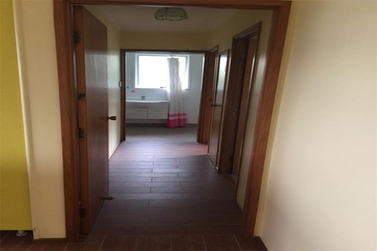 Photo of property in 3 Lavery Place, Sunnynook, Auckland, 0632