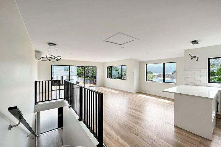 Photo of property in 20a Pipitea Place, Massey, Auckland, 0614