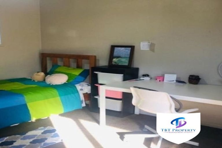 Photo of property in 2/41 Challen Close, Conifer Grove, Takanini, 2112