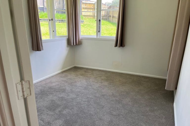 Photo of property in 33 Amberley Avenue, Te Atatu South, Auckland, 0610