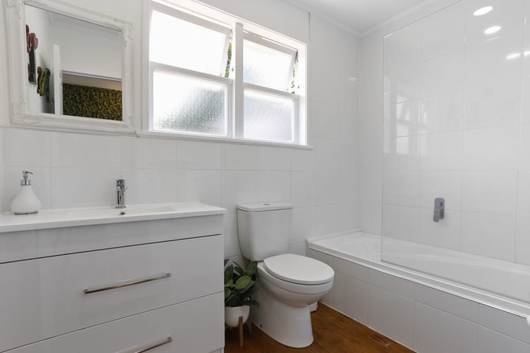 Photo of property in 30 Arosa Place, Forrest Hill, Auckland, 0620