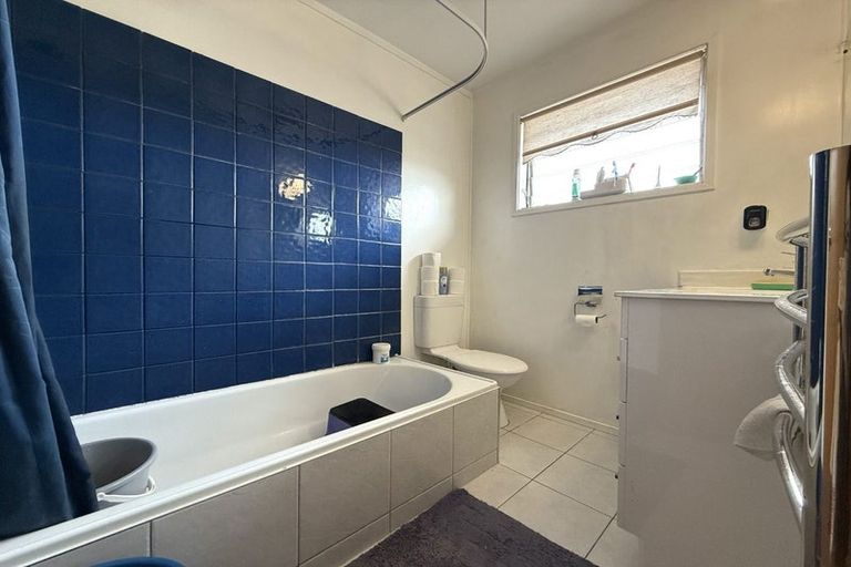 Photo of property in 1/62 Vera Road, Te Atatu South, Auckland, 0610