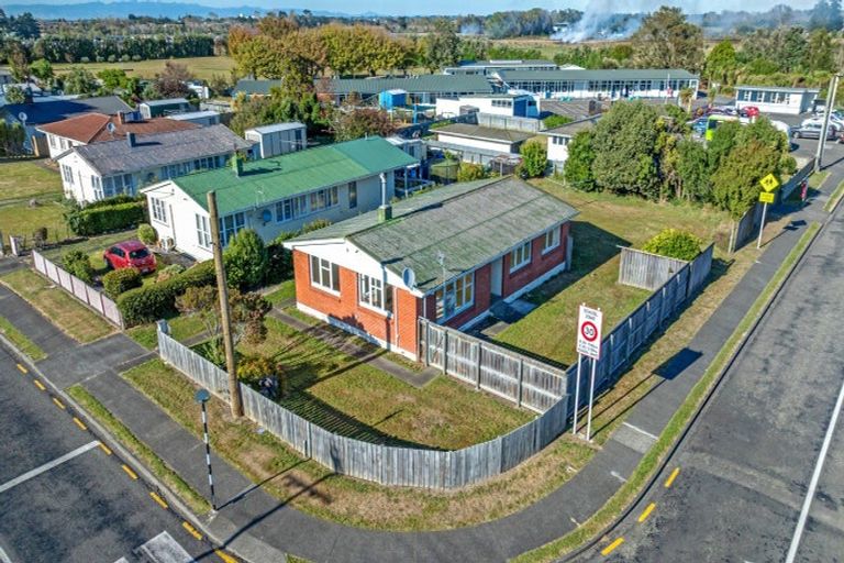 Photo of property in Clifton School, 71 Taumaihi Street, Bulls, 4818