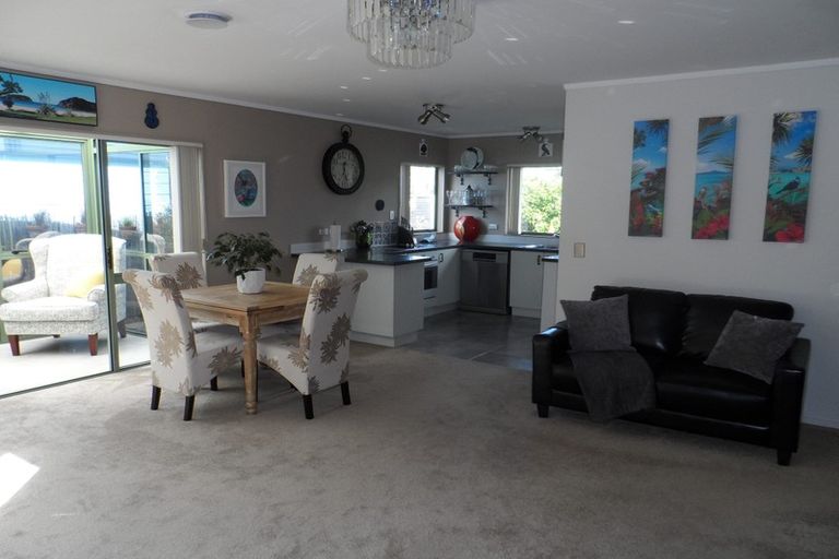 Photo of property in 2/14 Knott Road, Stanmore Bay, Whangaparaoa, 0932