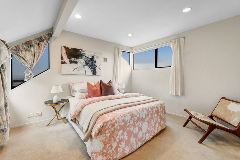 Photo of property in 1/21 Jumento Place, Unsworth Heights, Auckland, 0632