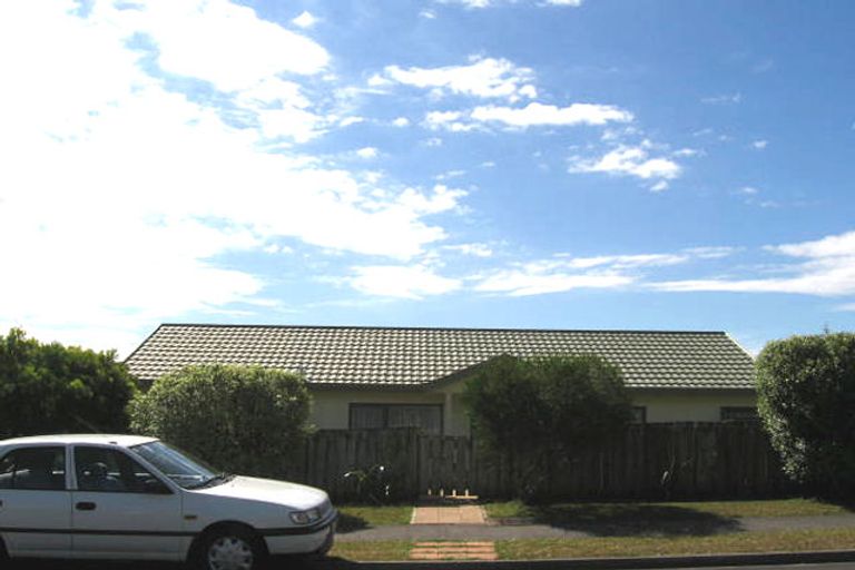 Photo of property in 2/13 Goldfinch Rise, Unsworth Heights, Auckland, 0632