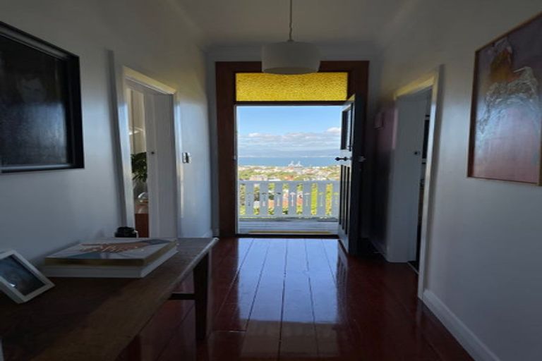 Photo of property in 82 Moana Road, Kelburn, Wellington, 6012