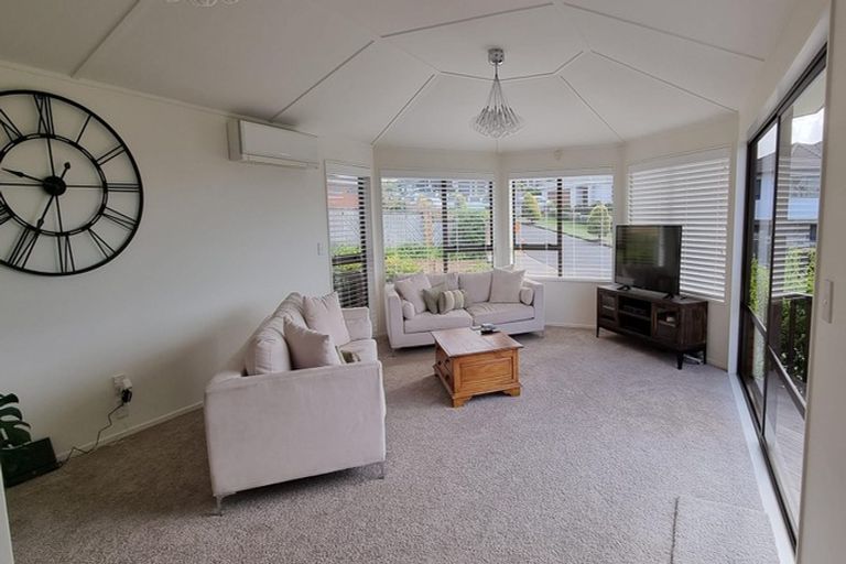 Photo of property in 17 Ferntree Terrace, West Harbour, Auckland, 0618