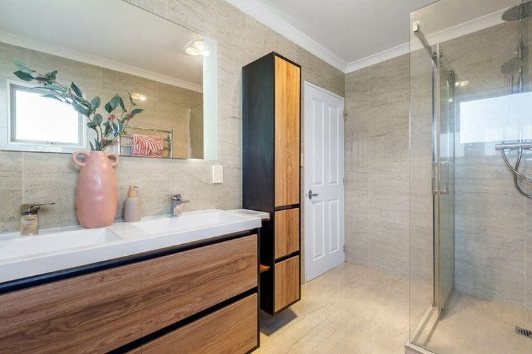 Photo of property in 12 English Oak Drive, Schnapper Rock, Auckland, 0632