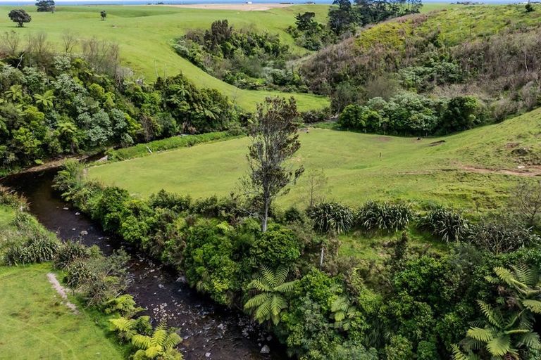 Photo of property in 253 Lwr Pitone Road, Pitone, New Plymouth, 4374