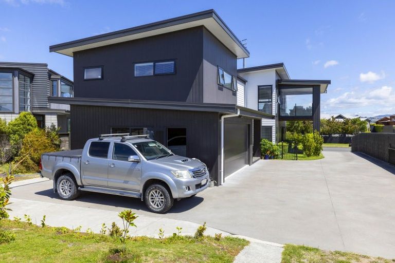 Photo of property in 14 Pukenamu Road, Rainbow Point, Taupo, 3330