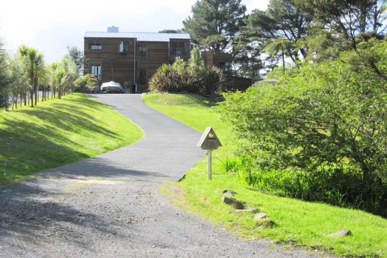 Photo of property in 19 Tui Crescent, Waiatarua, Auckland, 0604