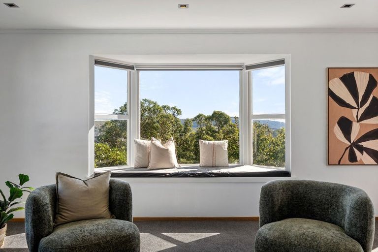 Photo of property in 32 Brooker Grove, Newlands, Wellington, 6037