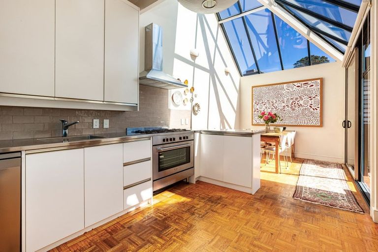 Photo of property in 25 Clermont Terrace, Kelburn, Wellington, 6012