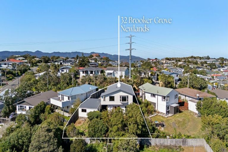 Photo of property in 32 Brooker Grove, Newlands, Wellington, 6037