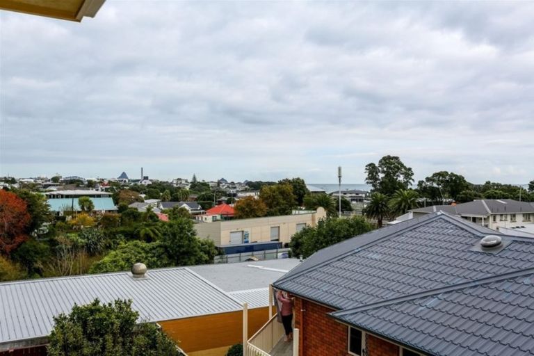 Photo of property in 8 Strandon Place, Strandon, New Plymouth, 4312