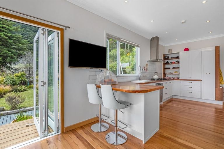 Photo of property in 31 Walter Road, Lowry Bay, Lower Hutt, 5013