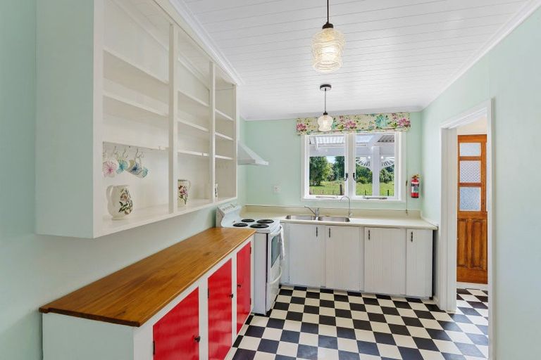 Photo of property in 103a Waikawa Beach Road, Manakau, Levin, 5573