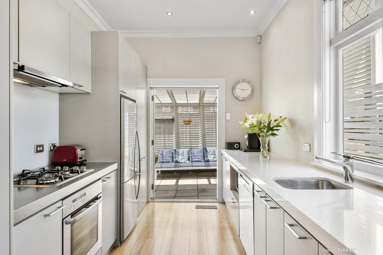 Photo of property in 17 Aorangi Terrace, Thorndon, Wellington, 6011