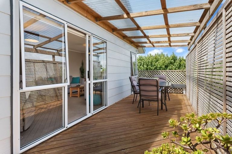 Photo of property in 1/76 Totaravale Drive, Totara Vale, Auckland, 0629
