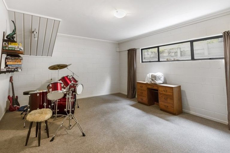 Photo of property in 18 Atarua Gardens, Waiatarua, Auckland, 0604