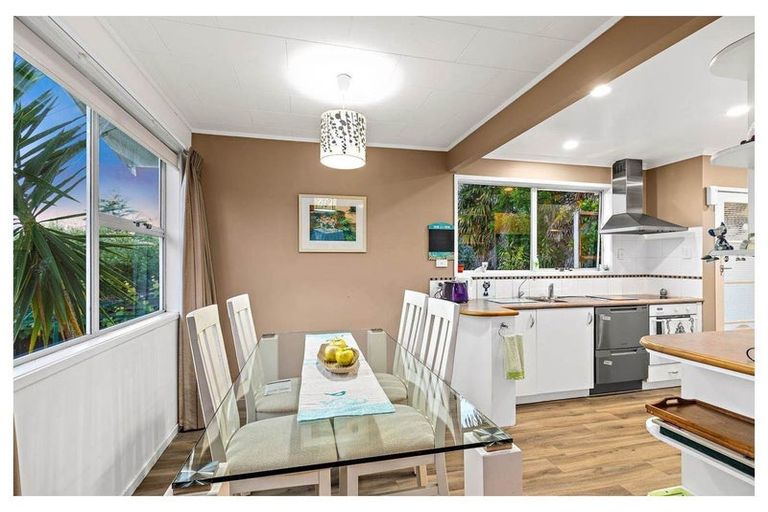 Photo of property in 2 Allington Road, Massey, Auckland, 0614