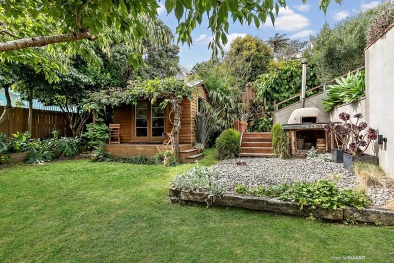 Photo of property in 14 Garfield Street, Brooklyn, Wellington, 6021