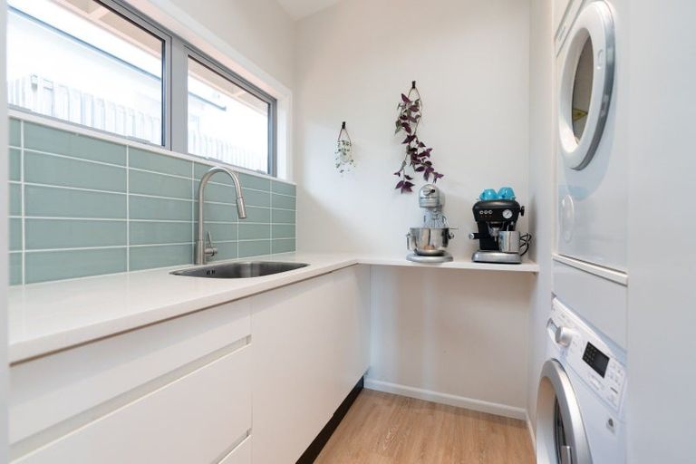 Photo of property in 15 Rangitane Street, Maupuia, Wellington, 6022