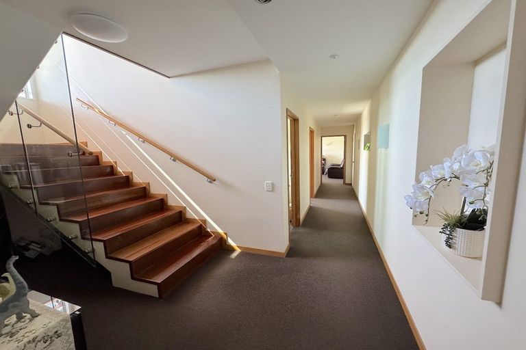 Photo of property in 2 Clearview Lane, Mount Pleasant, Christchurch, 8081