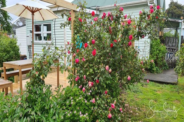 Photo of property in 10 Franklin Road, Paparoa, 0571