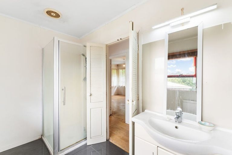 Photo of property in 17 Kirrie Avenue, Te Atatu South, Auckland, 0610