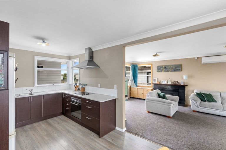 Photo of property in 2 Quinn Road, Levin, 5510