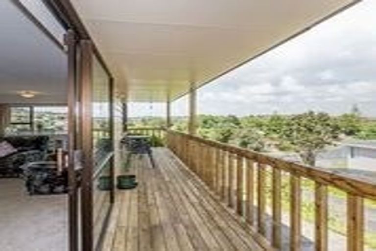Photo of property in 76a Brian Crescent, Stanmore Bay, Whangaparaoa, 0932