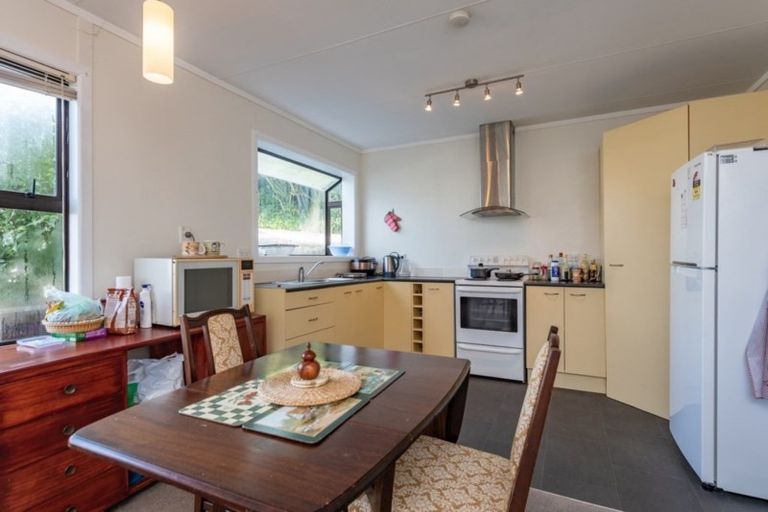 Photo of property in 42a Salford Street, Newlands, Wellington, 6037