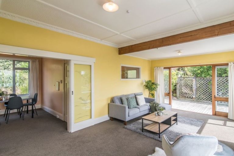 Photo of property in 24 Hungerford Road, Lyall Bay, Wellington, 6022