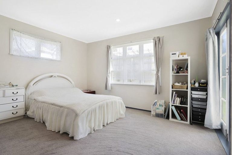 Photo of property in 1 Gamble Way, Massey, 0614