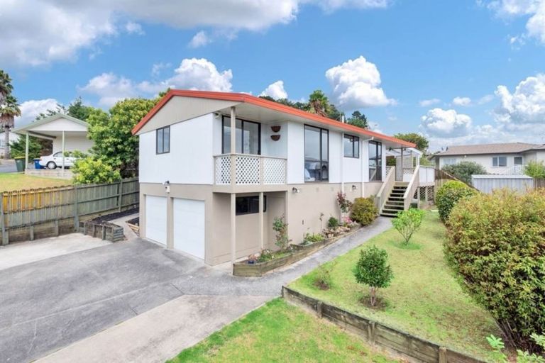 Photo of property in 11 Jumento Place, Unsworth Heights, Auckland, 0632