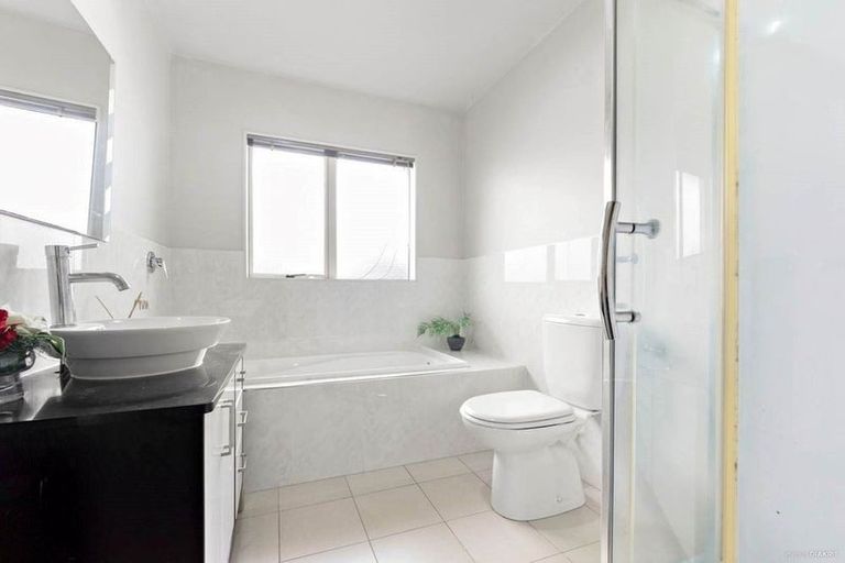 Photo of property in 22 Seresin Crescent, Flat Bush, Auckland, 2016