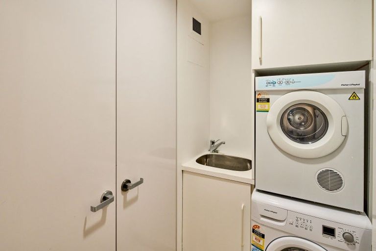 Photo of property in 2/326 Oriental Parade, Oriental Bay, Wellington, 6011