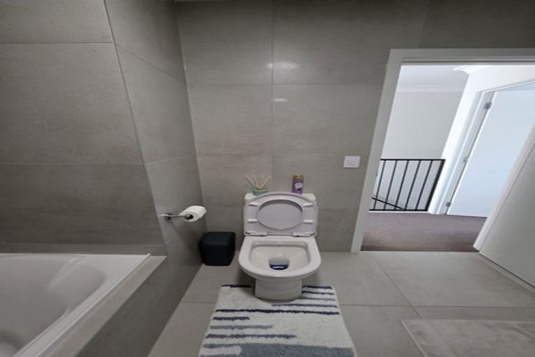 Photo of property in 14 Rauriki Lane, Rosehill, Papakura, 2113