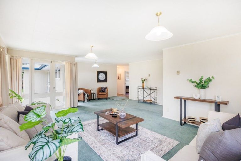 Photo of property in 17 Chilton Grove, Hokowhitu, Palmerston North, 4410